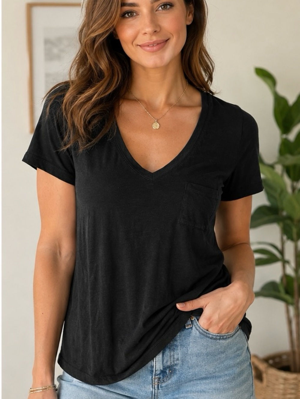 Madewell Women’s Classic Black V-Neck Pocket Tee - Medium